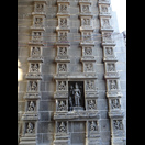 Einige der 108 heiligen Figuren des klassischen tamilischen Tanzes im Durchgang eines Gopurams im Nataraja-Tempel